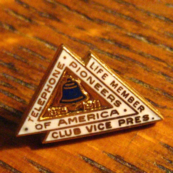 Telephone Pioneers Of American Assoc Vintage Pin - Picture 1 of 4